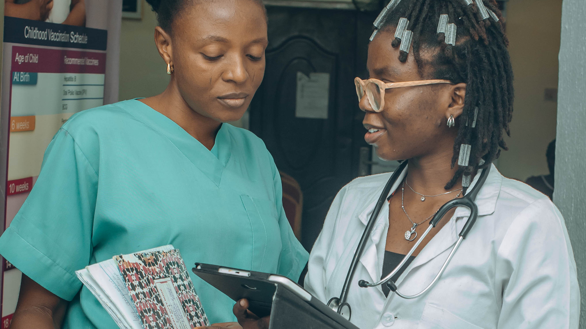 ab10-specialist-hospital-doctor-consulting-with-patient